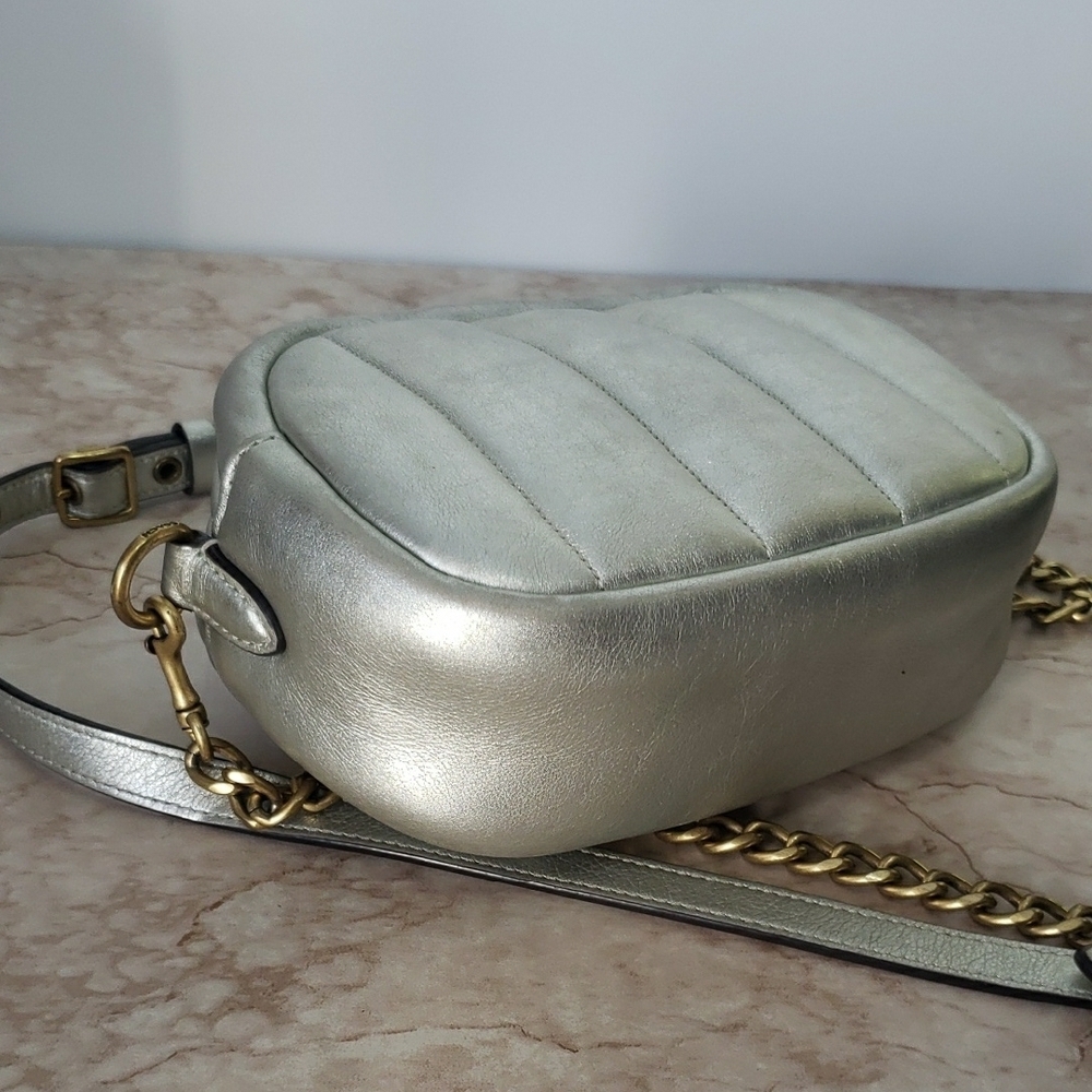 Elegant Silver Crossbody Bag - Picture 5 of 7